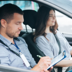 Comment bien choisir votre moniteur d’auto-école pour réussir votre permis de conduire B ? Comment bien choisir votre moniteur d’auto-école pour réussir votre permis de conduire B ?