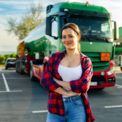 Slagen voor uw vrachtwagenrijbewijs dankzij een geavanceerde educatieve opleiding